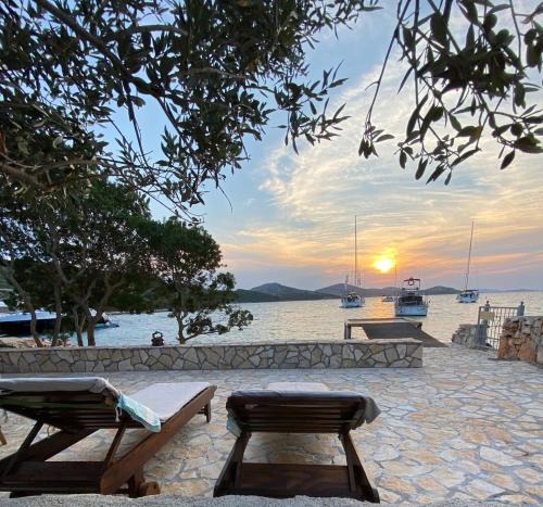 Kornati House | Beach house Danica - resort & tavern BAIN, free transport, pool, Island of Žut - Kornati