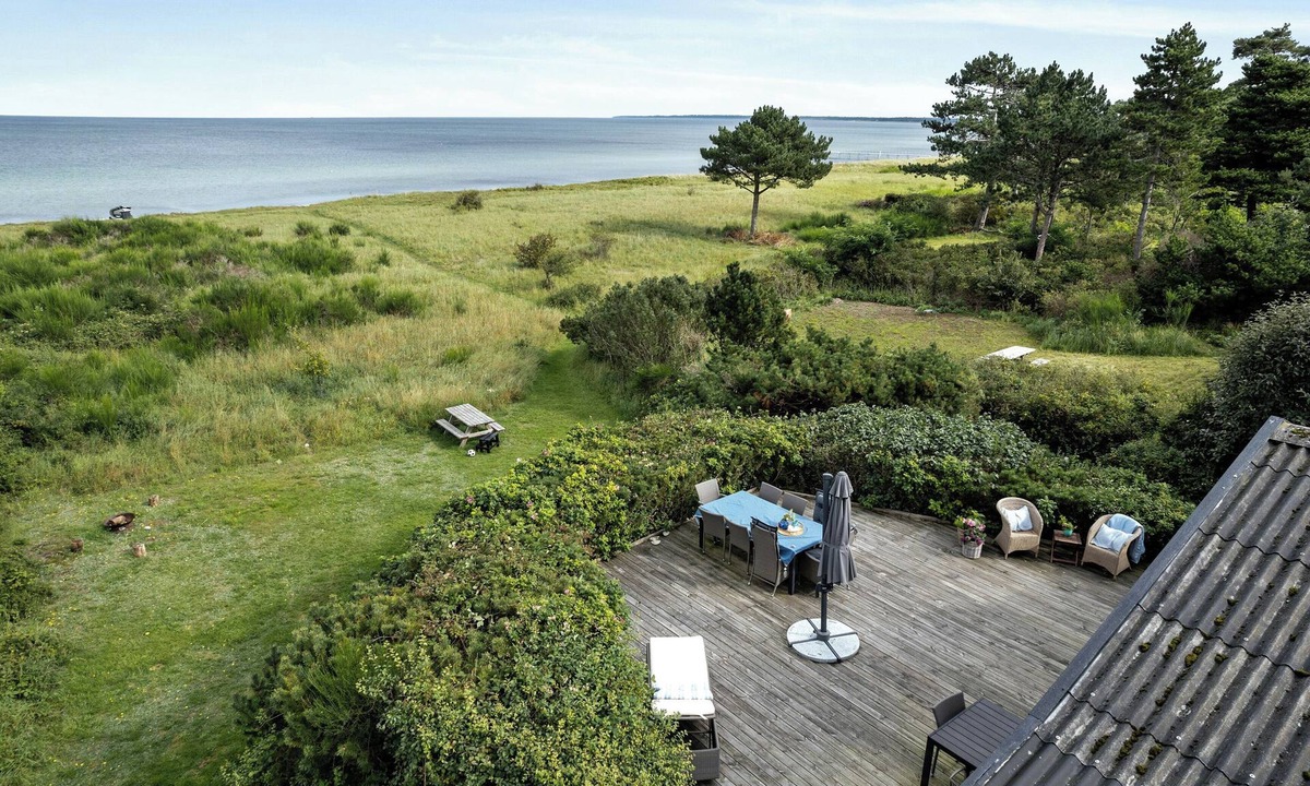 Nykobing Sjaelland House | Beach house with wild roses and sunbeams
