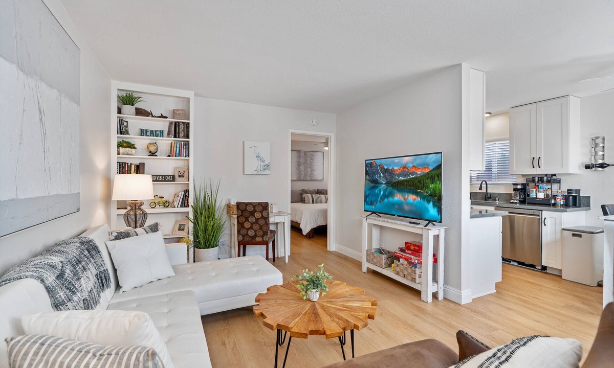 Crown Point Condo | Beach House one block from Mission Bay w/AC