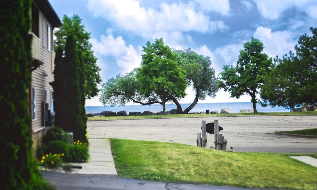 Downtown Kenosha Villa | Beach Lake Michigan King Bed Pet Friendly