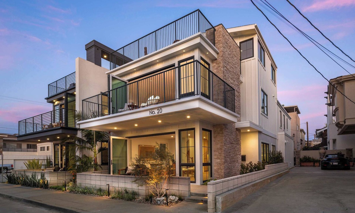 Peninsula House | Beach Paradise - 3-Story Home, Prime Location to World Cup