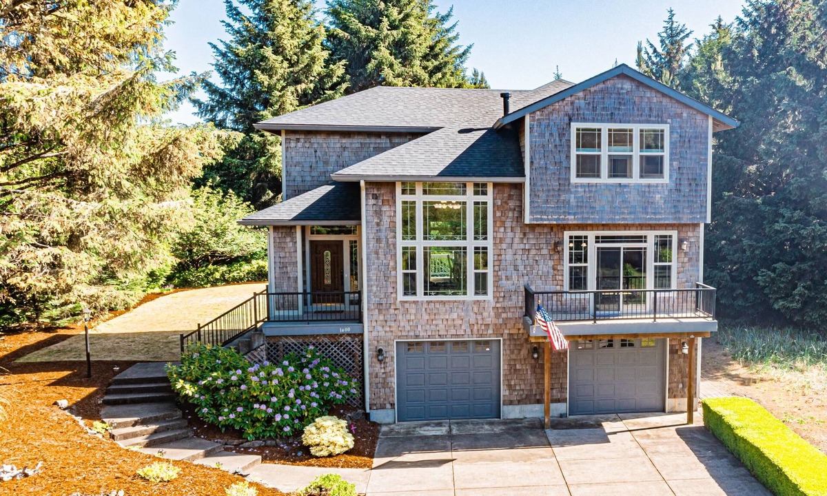 Long Beach House | Beach Path, Game Rm, Firepit, Dogs OK, Memories!