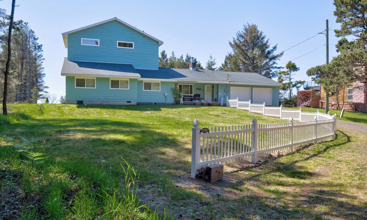 Long Beach House | Beach Retreat - Dog Friendly-Beachfront-Beach Path