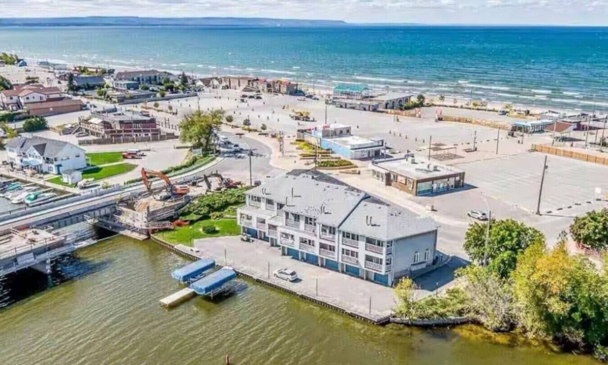 Wasaga Beach Apartment | Beach&Riverside/Prime Location!