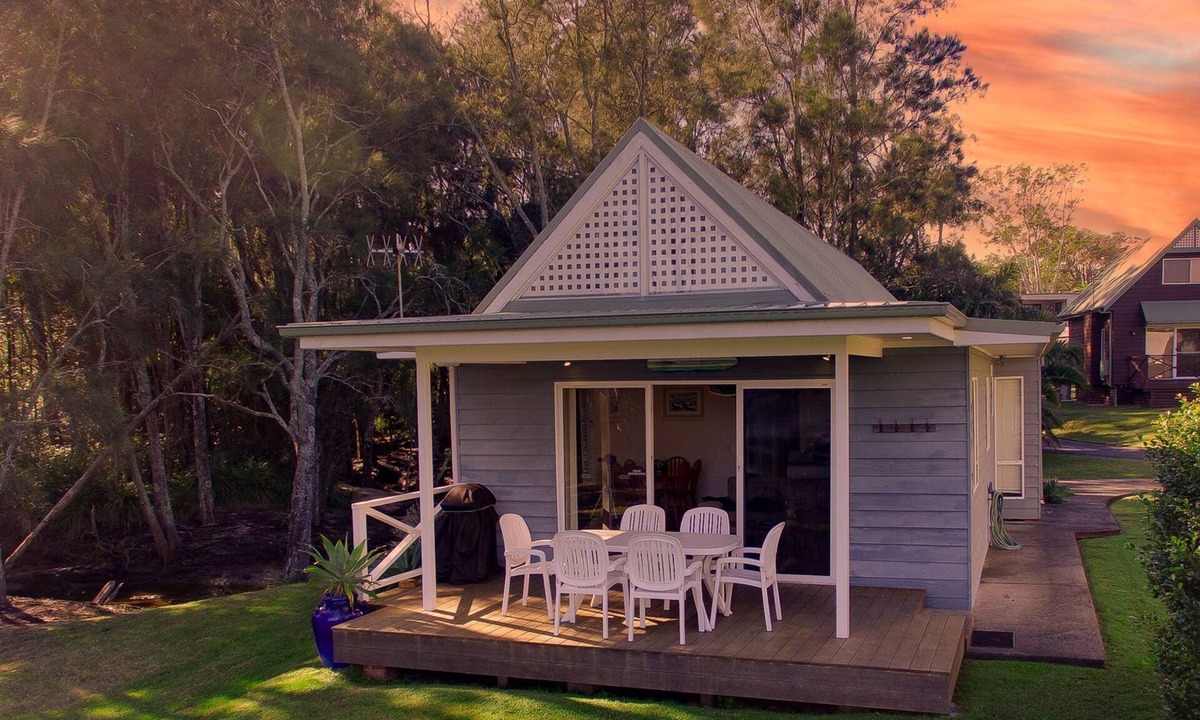 Berrara Ski Chalet | Beach Shack on the Lagoon