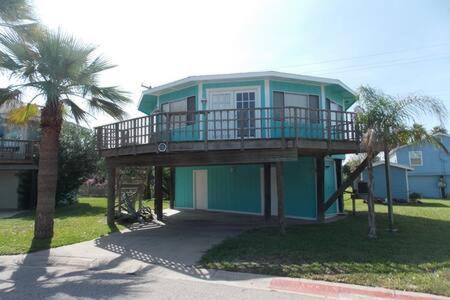 Port Aransas House | Beach Shak (Sunday Villas #15)