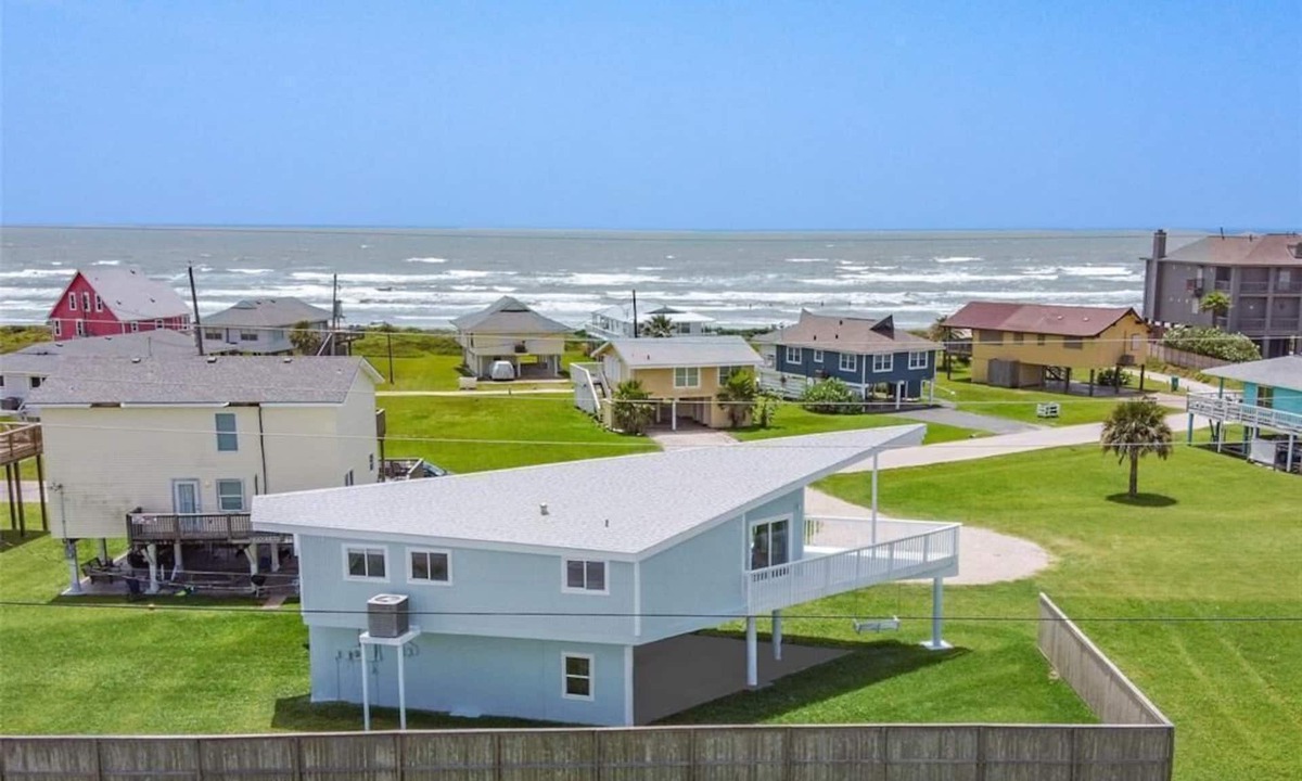 Jamaica Beach House | BEACH SIDE DISCOUNTS! 4bd 2.5ba Short Walk 2 Beach & Easy Access+Views!
