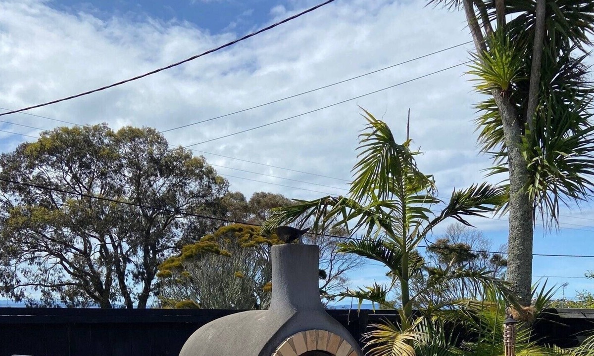 Stanmore Bay House | Beach, Spa, Pizza, Repeat.