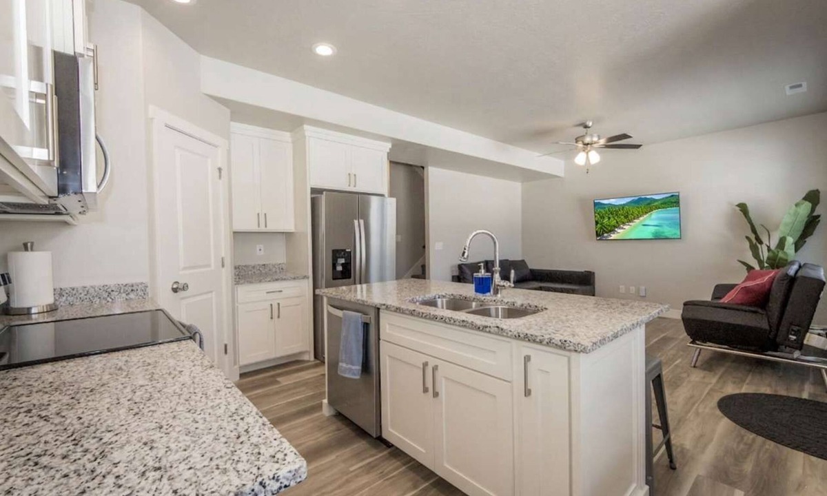 Garden City Condo | Beach Therapy #39 - Lake, Pool and Hot Tub Access!