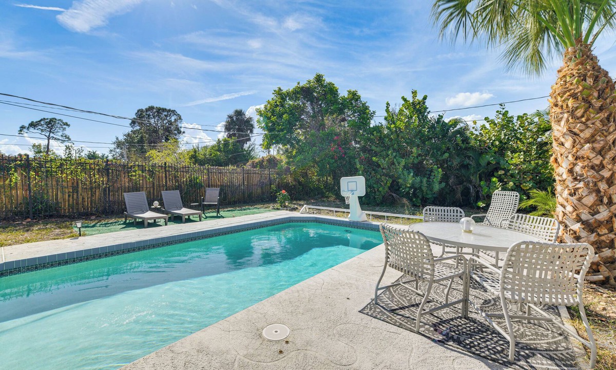 Port Charlotte House | Beach Time + Pool Vibes! Port Charlotte Hideaway