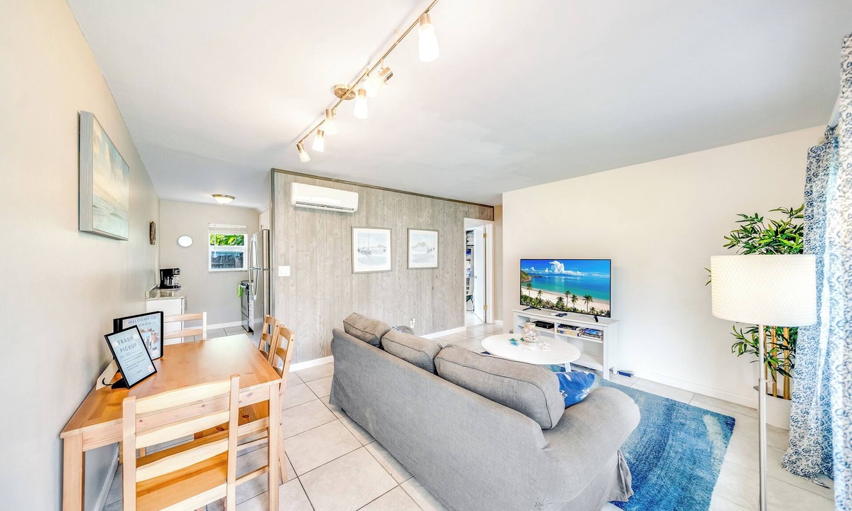 Santa Barbara Estates Apartment | Beach Unit! Walk To Beach & Restaurants/Shops!