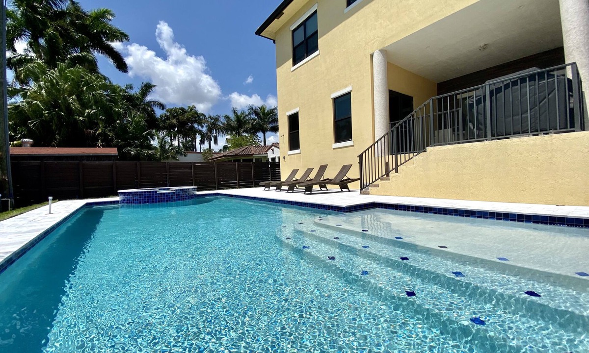 Hollywood Lakes Villa | Beach Vacation Villa with pool