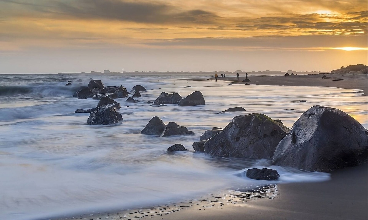 Ocean Shores Hotel | BEACH VACAY STARTS HERE. COMFY UNIT, POOL, SAUNA