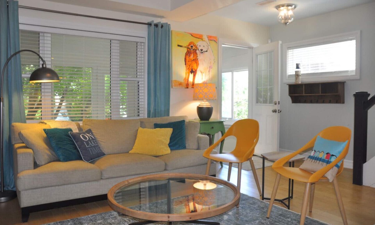 The Beaches House | Beach Vibe! Toronto Beaches 4bdrm Home w Parking