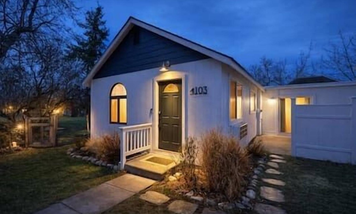 Polson House | Beach Vibes Bungalow at Flathead Lake