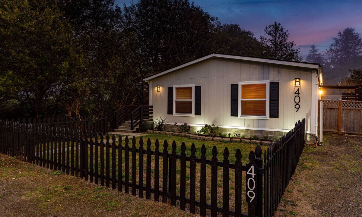 Westport Cottage | Beach Vibes-Pet Friendly, Fire Pit, Arcade & More!