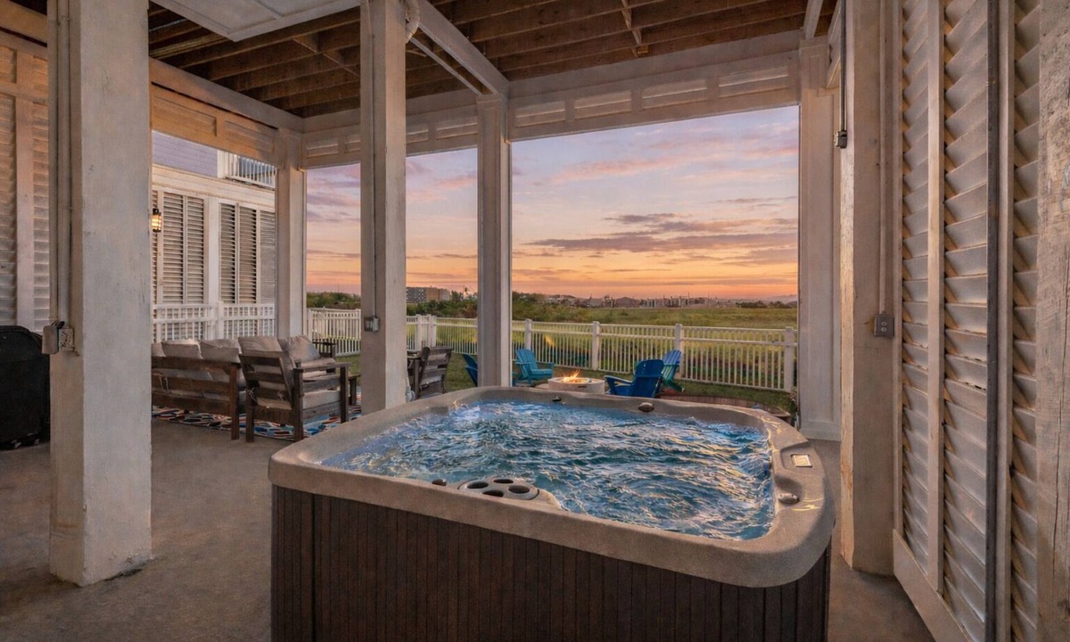 Galveston House | Beach View | Hot Tub | Putt Putt | Firepit | Tesla EV Charger