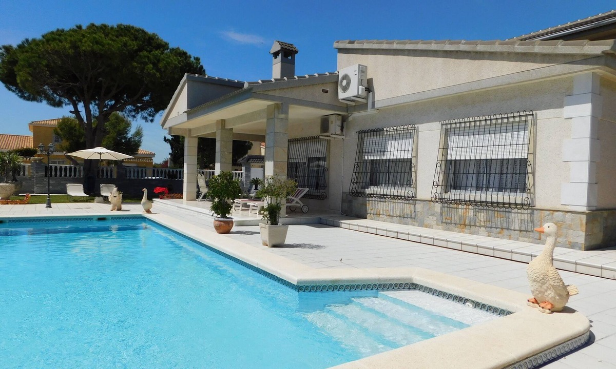 La Zenia Villa | Beach Villa ! Only 1 minute walk to La Zenia Beach 6 bedroom Beach Villa