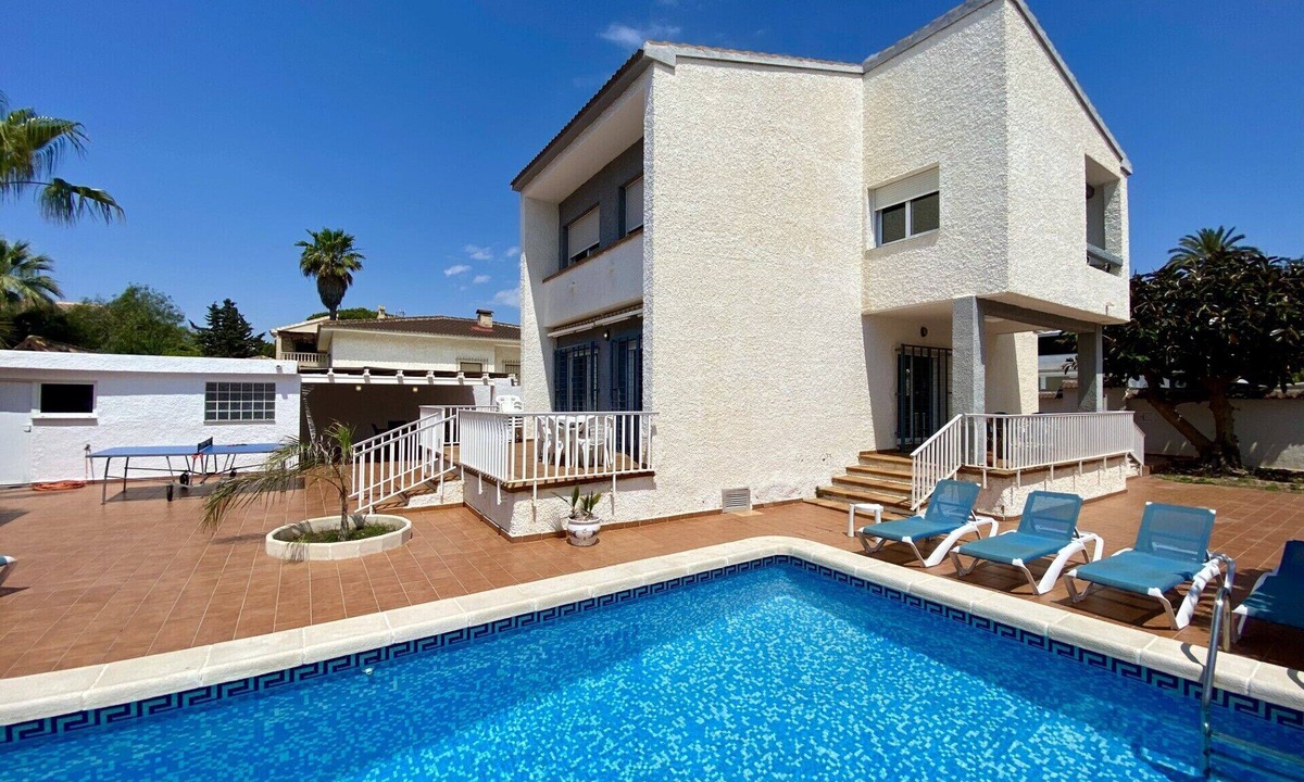 La Zenia Villa | Beach Villa with Pool Only a stones throw from La Zenia Beach