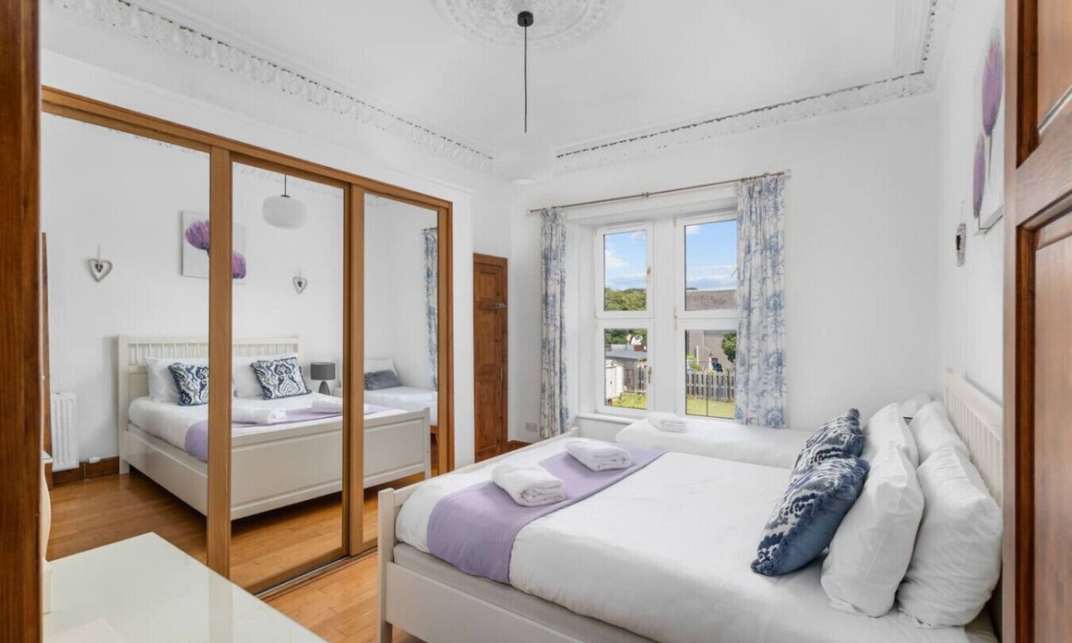 Broughty Ferry Apartment | Beach Walk Apartment - 2 bed by the beach