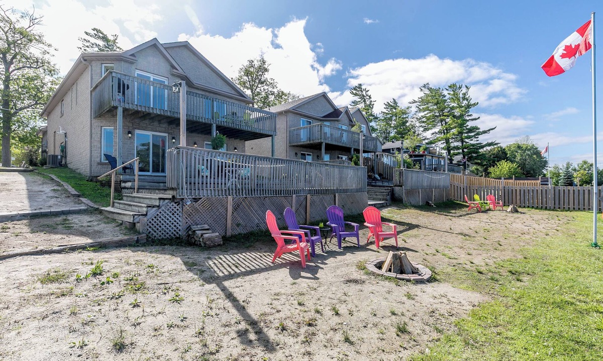 Wasaga Beach House | Beach1 Wasaga Beach - Waterfront Cottage - Hot Tub, Pool Table