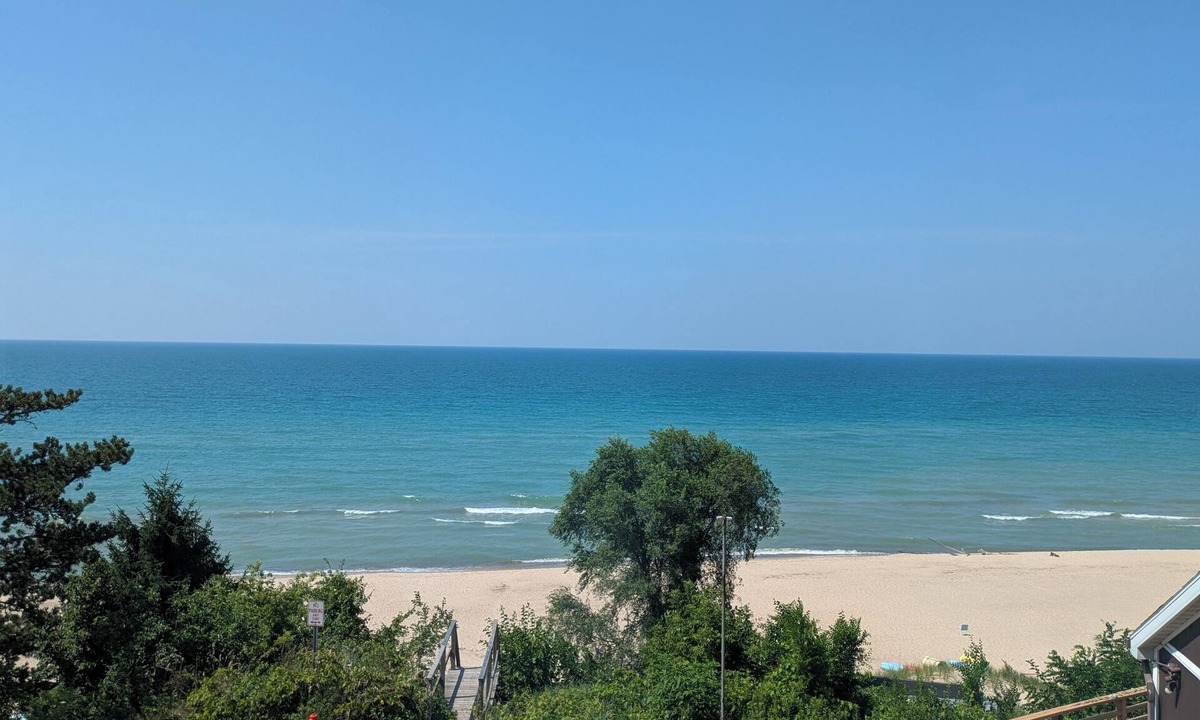 Porter Beach Apartment | Beachbum's Beachfront 1 brm efficiency apartment- Steps from Lake Mich/Dune Park