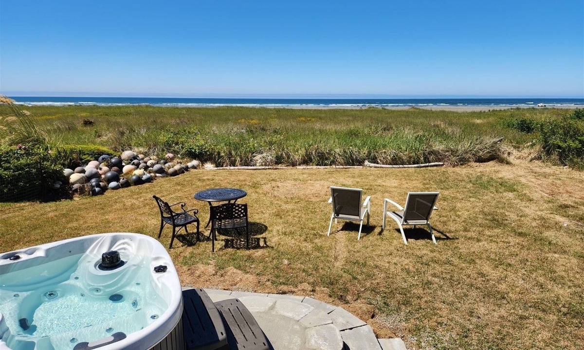 Moclips House | Beachcombers Cabin - Ocean Front with Hot Tub