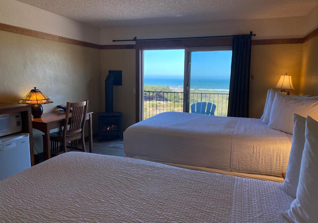 Gold Beach Hotel | BeachCombers Inn