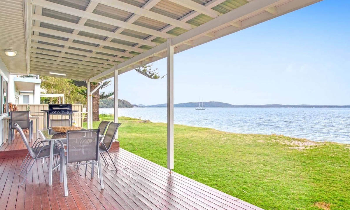 Salamander Bay House | Beached Inn, 93 Foreshore Drive - Spacious beach front house
