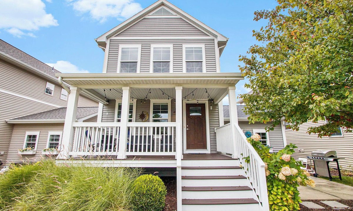 Benton Harbor House | Beaches & Bunkers | Golf Course | King Bed | Games