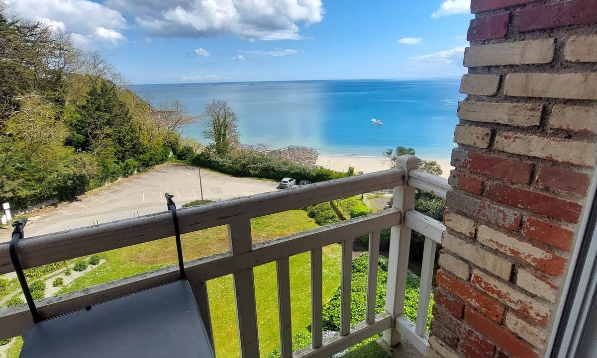 Etables-sur-Mer Apartment | Beachfront apartment with full sea view