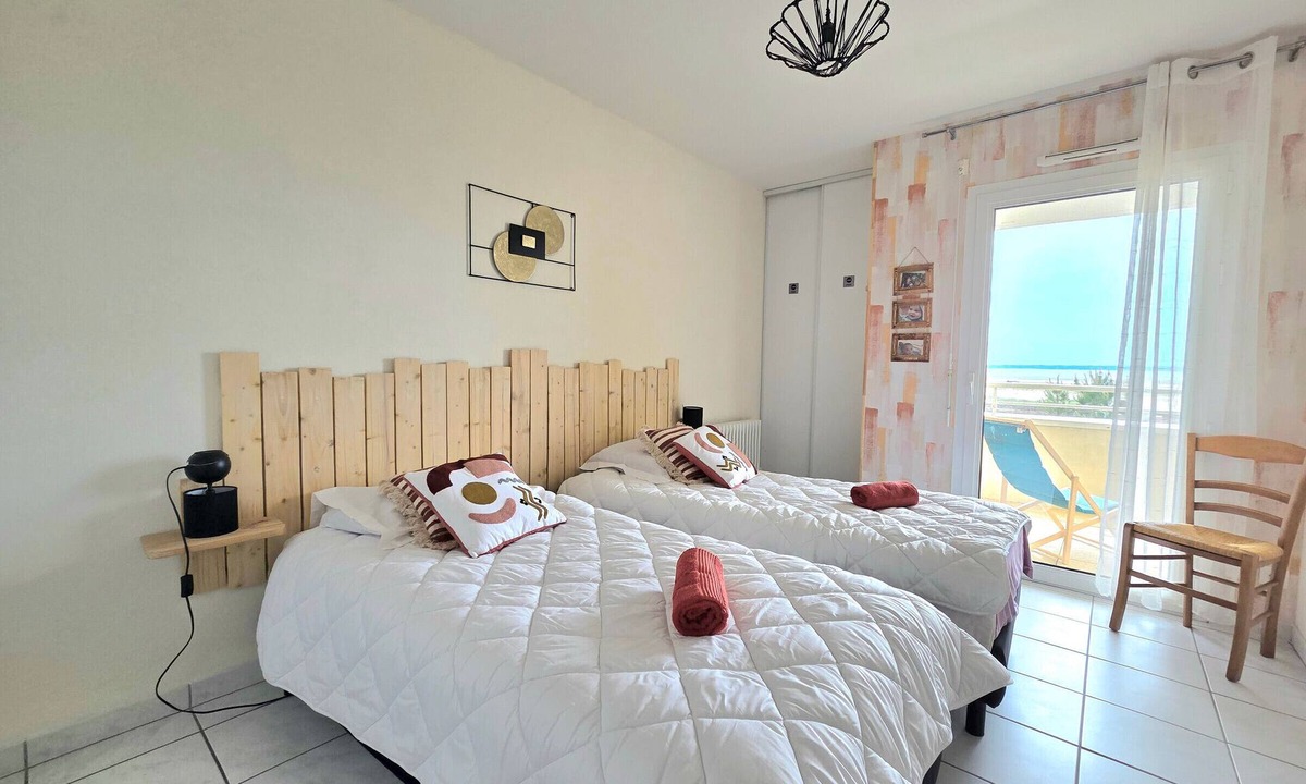 Saint-Brevin-les-Pins Apartment | Beachfront 1-Bedroom Apartment with Balcony in Saint-Brevin-les-Pins