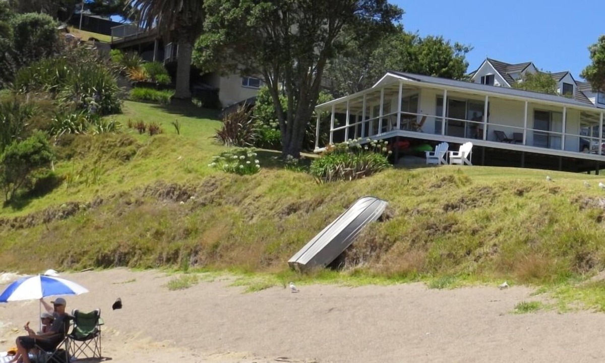 Russell House | Beachfront Escape - Tapeka Beach Bach