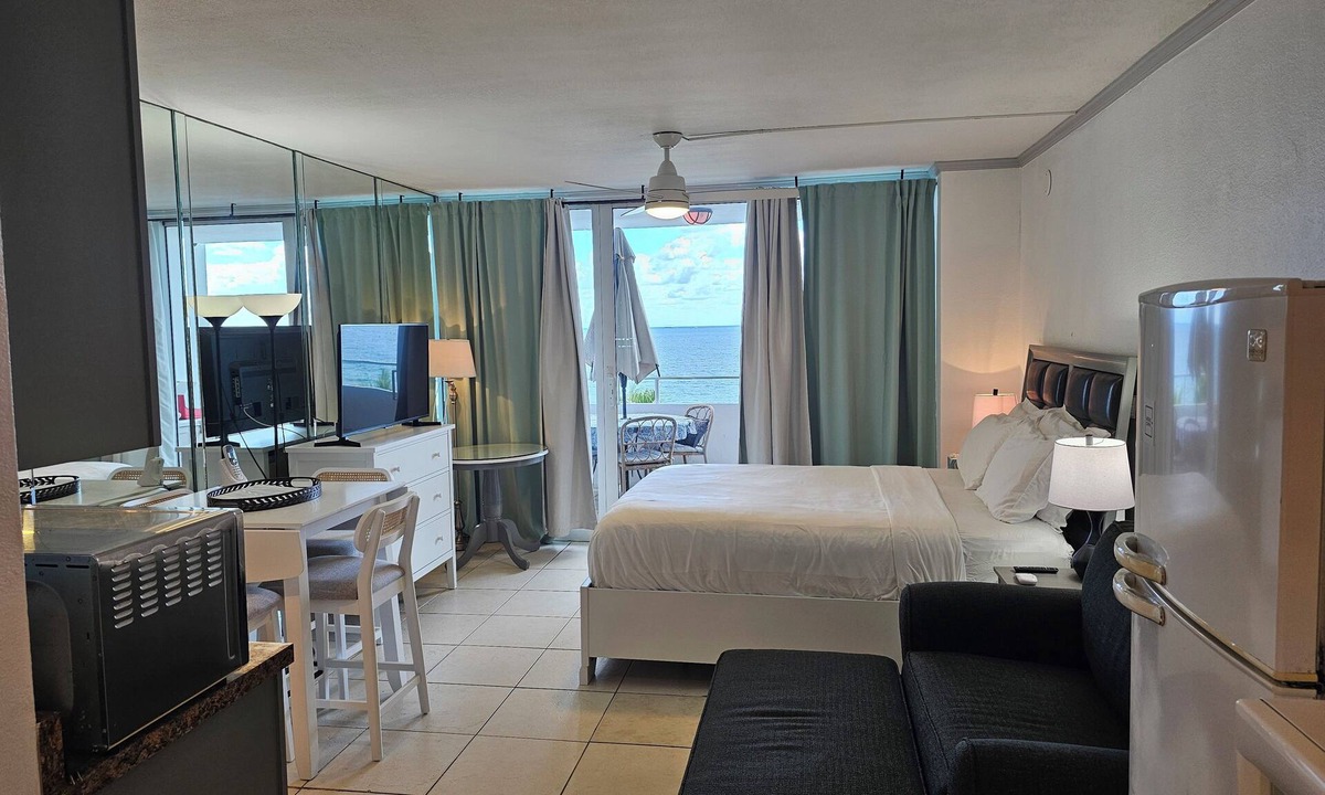 Galt Mile Condo | Beachfront Studio overlooking the Atlantic Ocean