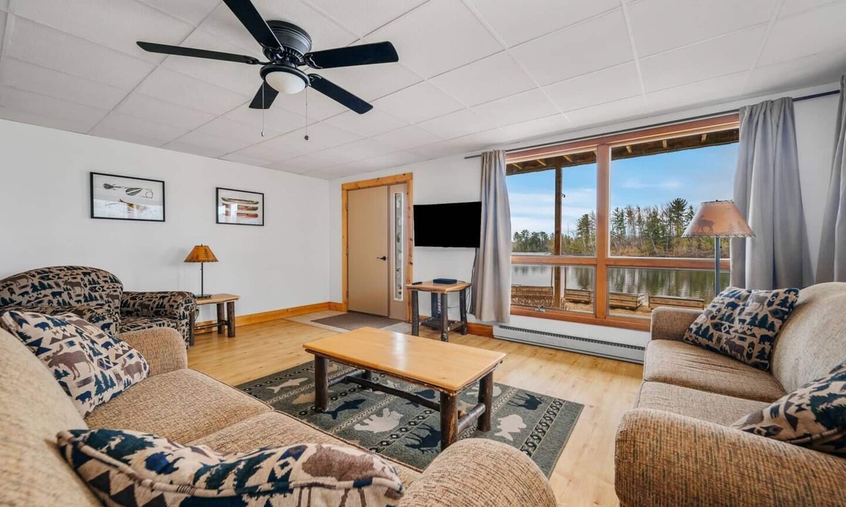 Mayfield Condo | Beachfront | 10mi to TC | Pontoon Rental l Sauna