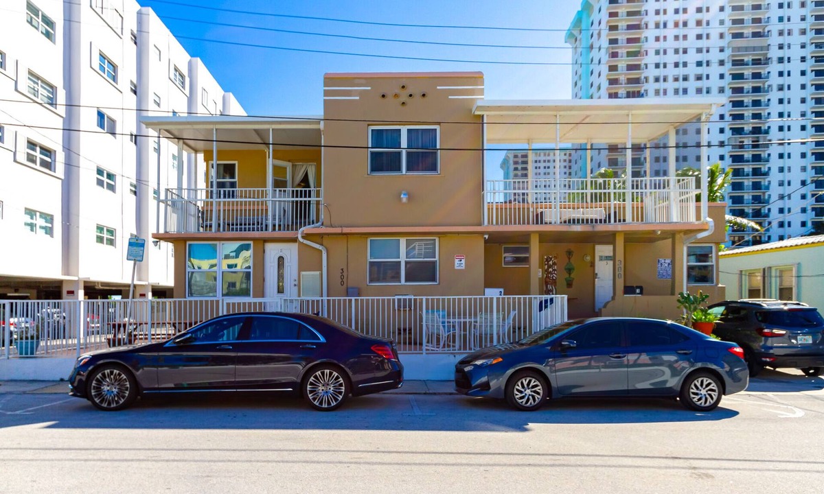Hollywood South Central Beach Apartment | Beachfront 1BR/1BA/Ocean View Patio and Free Parking for 1 Compact Car