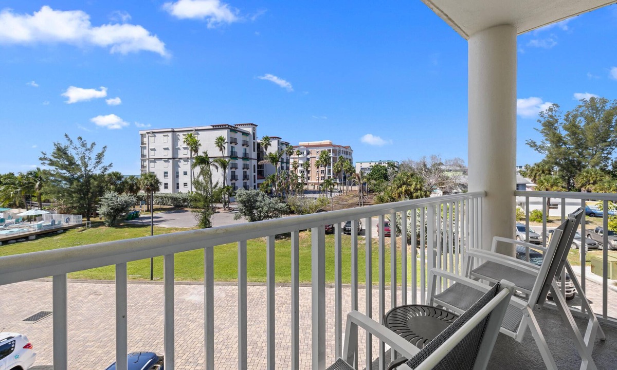 Treasure Island Condo | Beachfront 2BR Condo: Tiki Bar & Pools