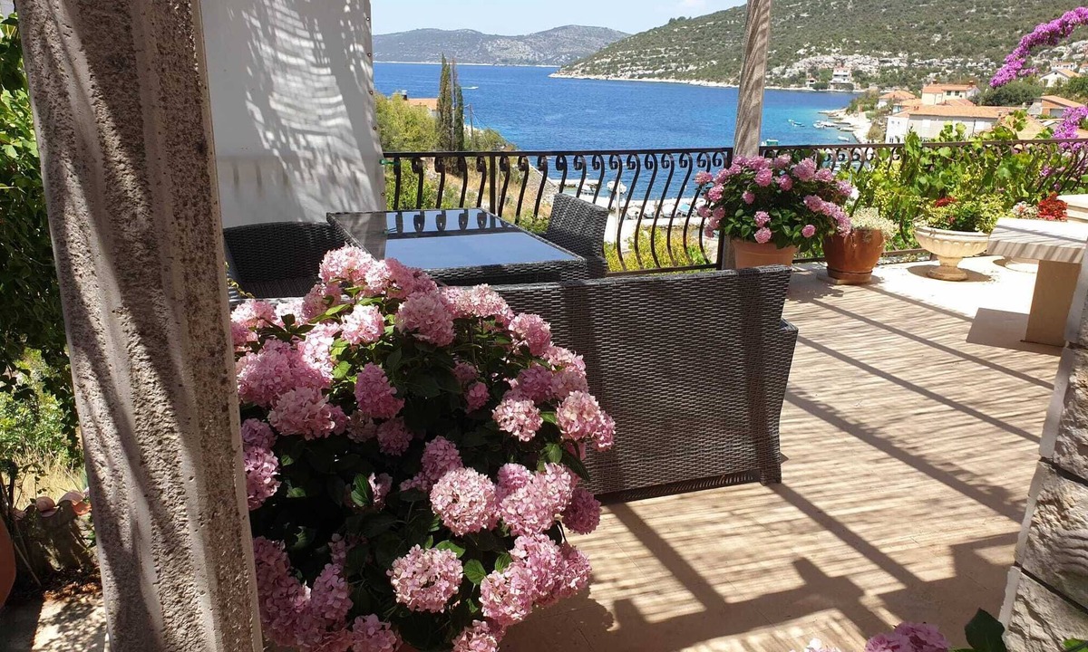 Veliki Drvenik House | Beachfront 3-bedroom house with AC in Drvenik Veliki