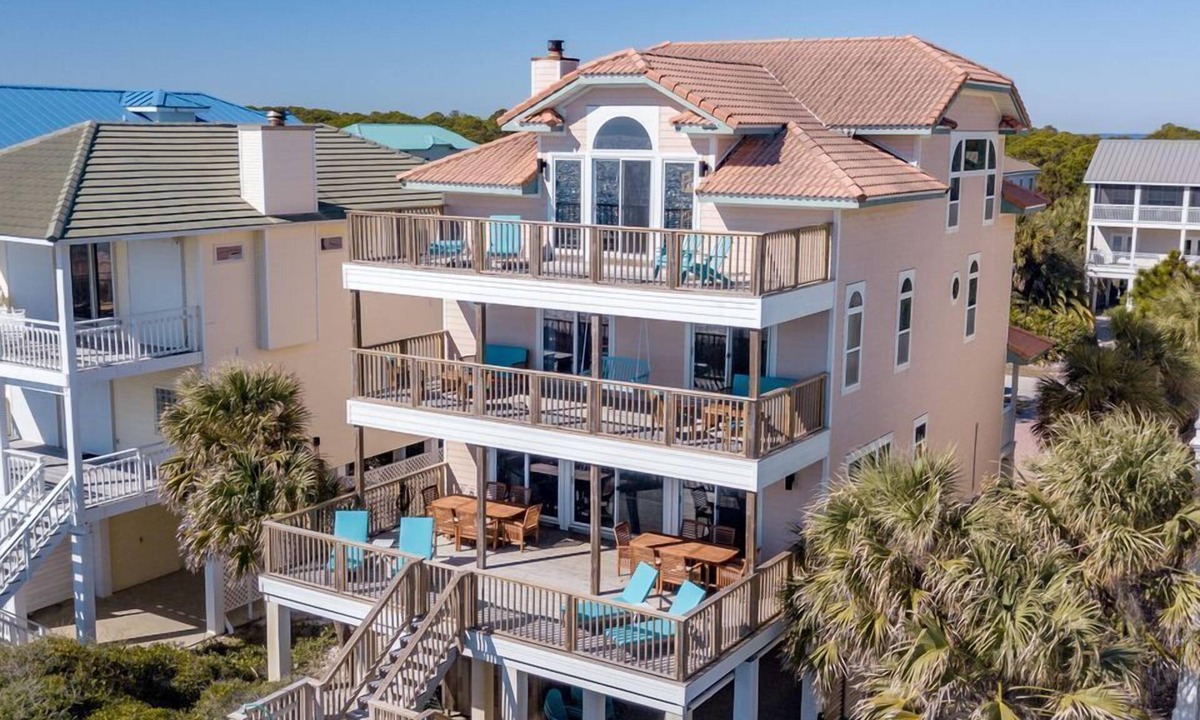 Plantation House | BEACHFRONT, 5BR/4.5BA, Sleeps 22, Elevator, Dog Friendly