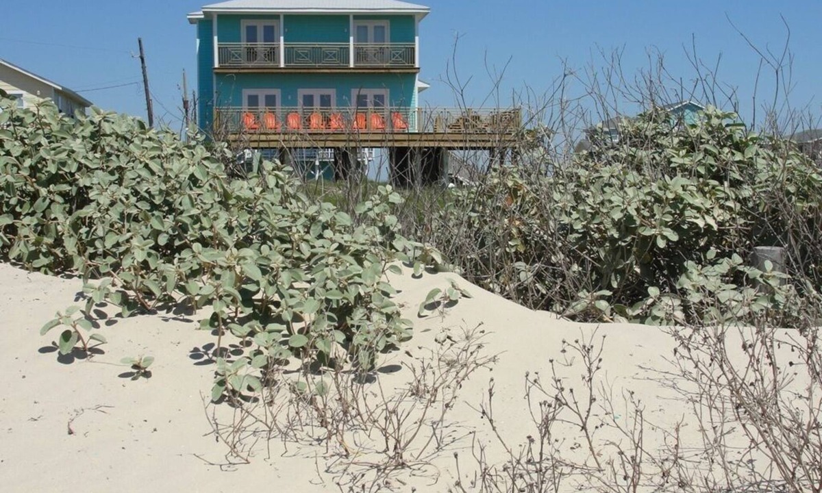 Surfside Beach House | BEACHFRONT. 6 BEDROOM, 4 BATHROOMS, GREAT DECK!