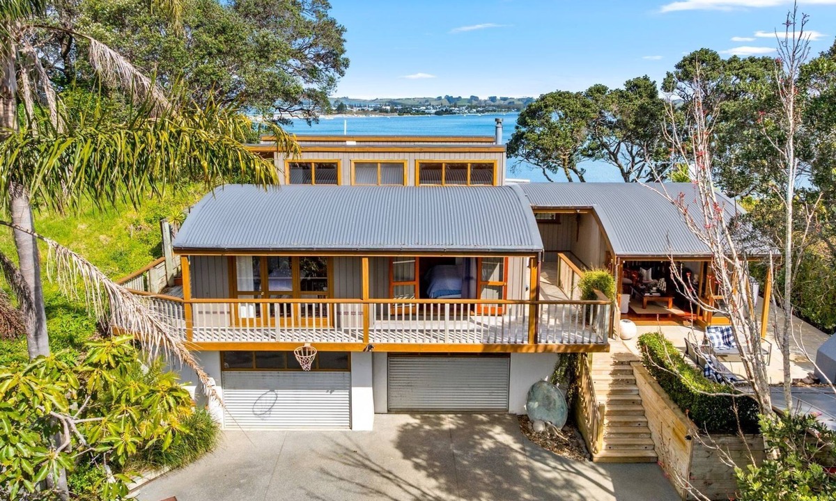 Whangateau House | Beachfront access house in Paradise