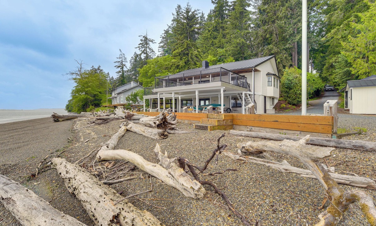 Anderson Island House | Beachfront Anderson Island Escape: Rainier Views!