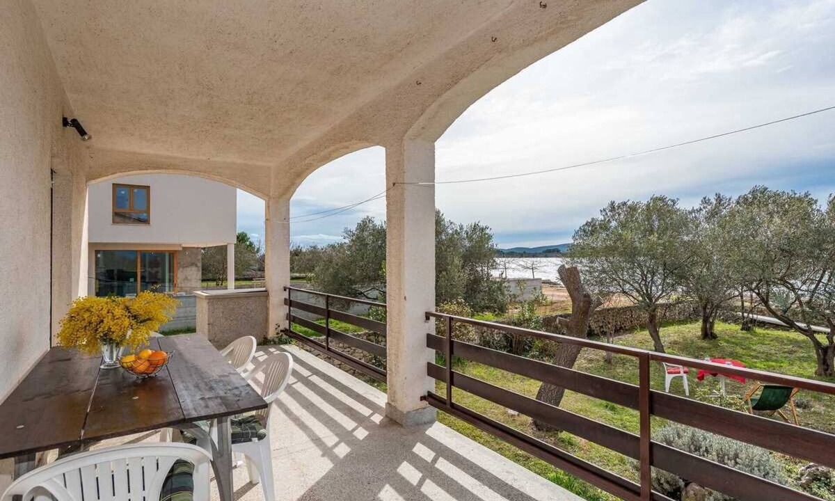 Turanj Apartment | Beachfront Apartment Lostura with sea view