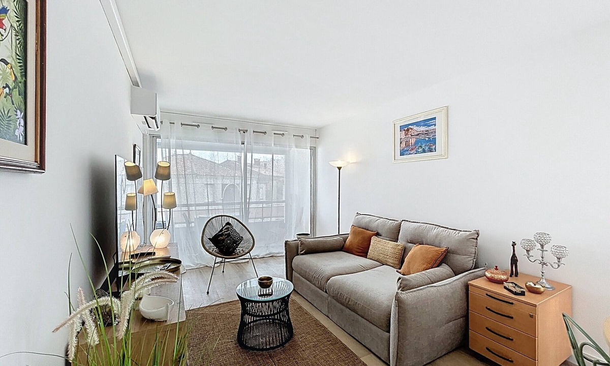 Carnon-Plage Apartment | Beachfront apartment with private parking for 4 pers