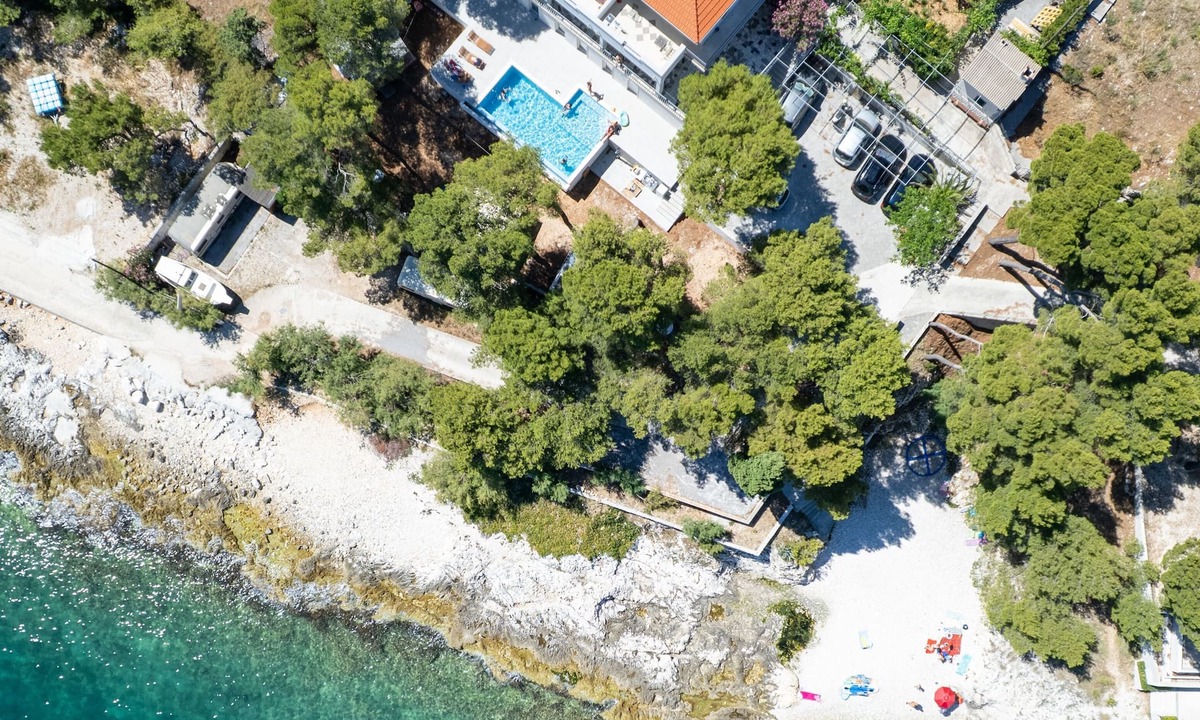 Slatine Villa | Beachfront apartment with Infinity Pool & BBQ