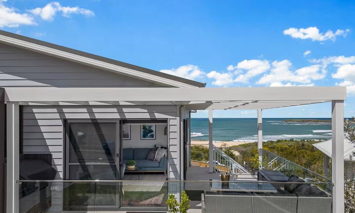 Catherine Hill Bay Apartment | Beachfront Studio - overlooking Moonee beach