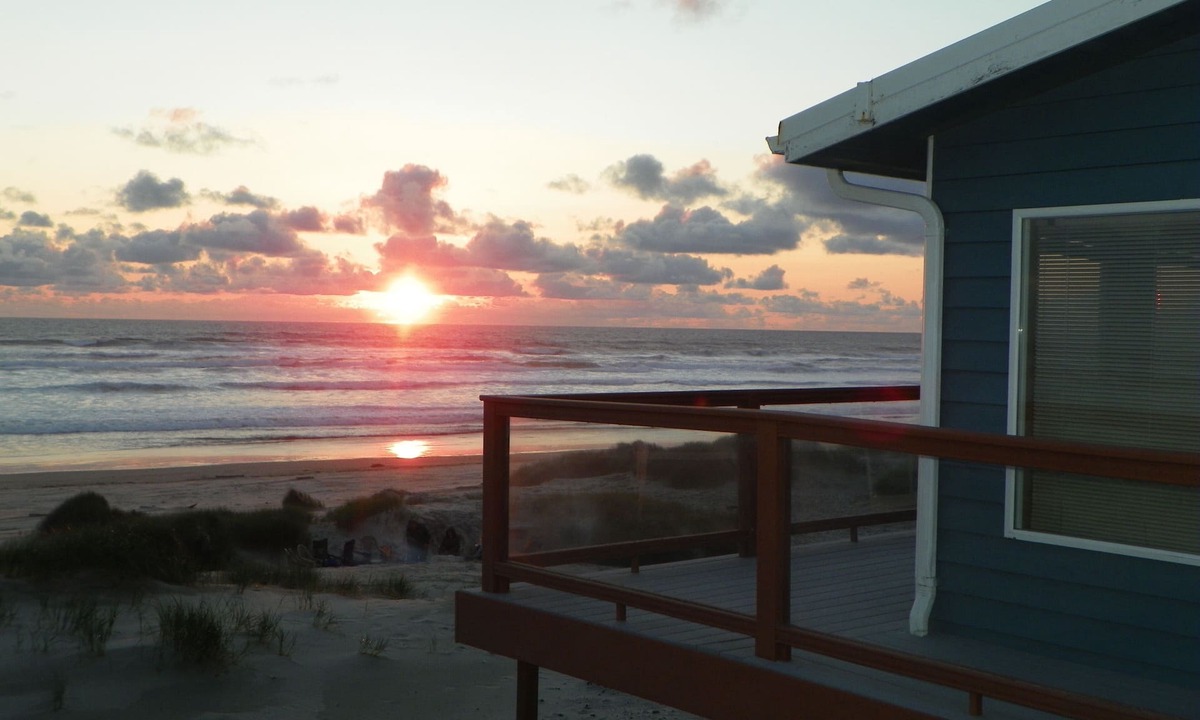 Bayshore House | BEACHFRONT, AWESOME VIEWS & EASY BEACH ACCESS. 5 bedrooms, 4 baths. 2 Kitchens.