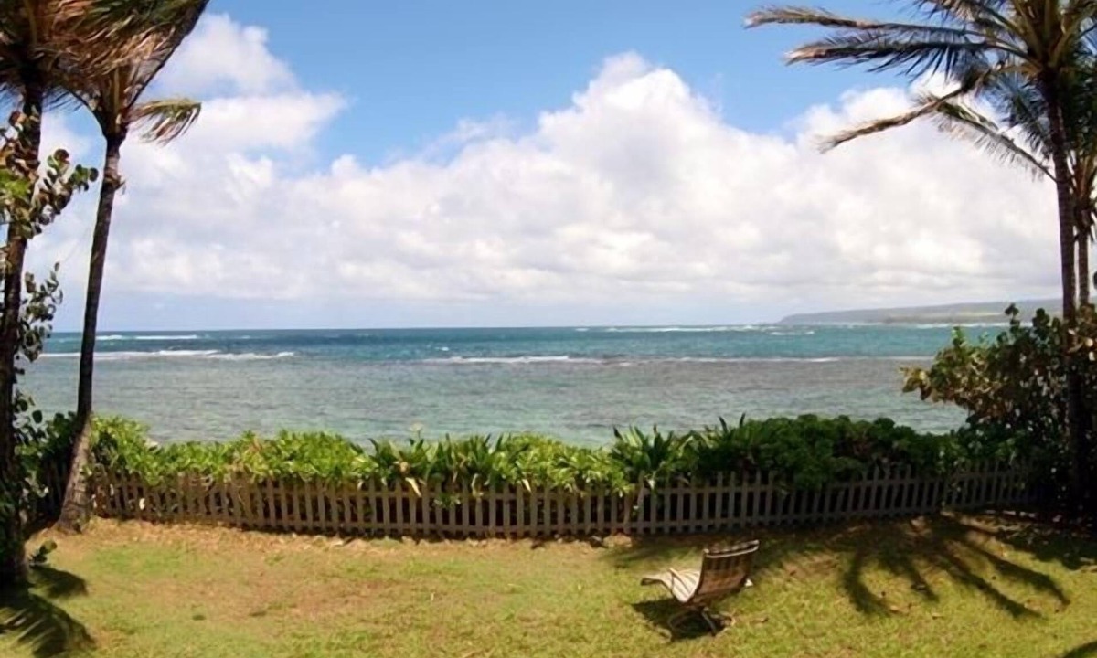 Mokuleia House | Beachfront Beauty $5900 PER MONTH
