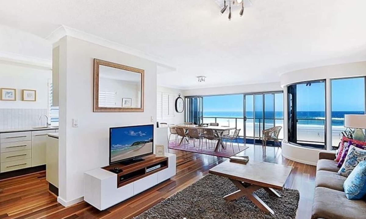 Main Beach House | BEACHFRONT Beauty! Unbeatable Location with ocean view!