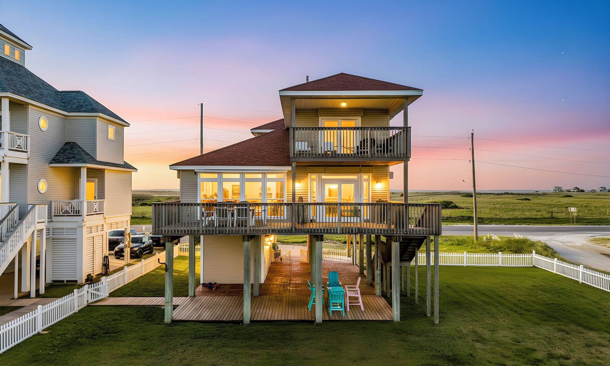 Miramar House | Beachfront Beauty with gorgeous Sunsets & Sunrises. King Primary Suite & 2 decks